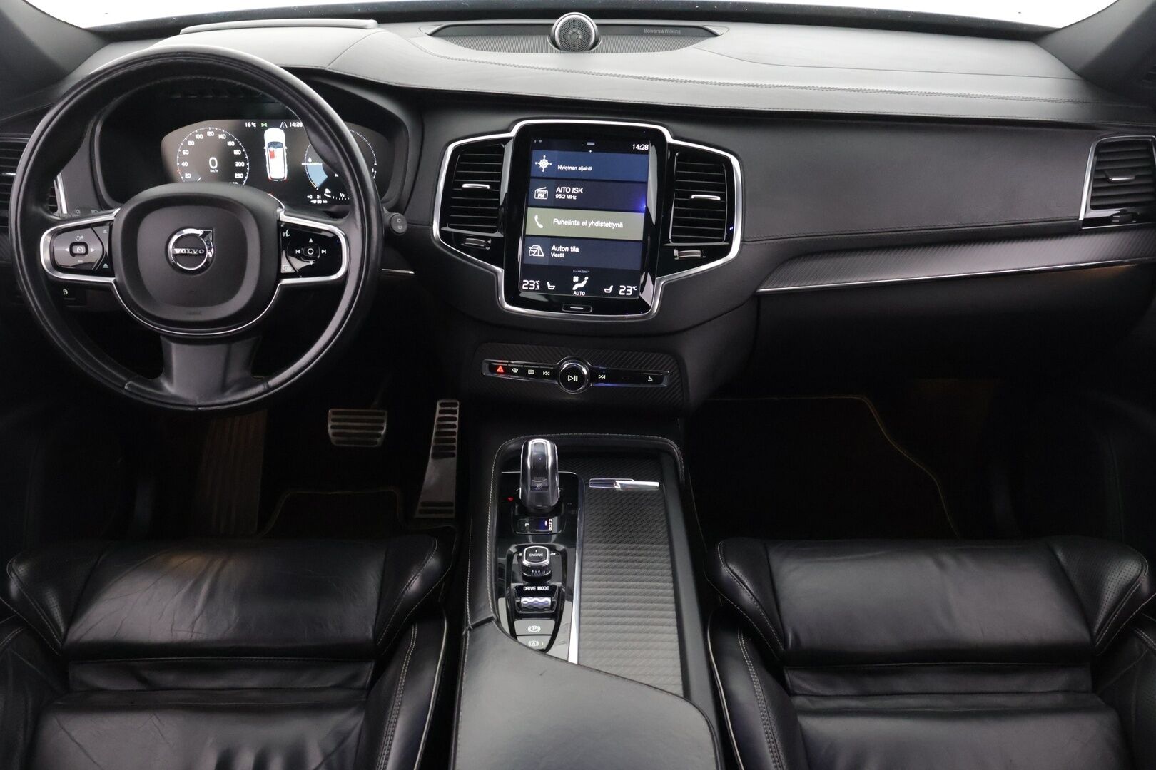 Volvo XC90 2016 T8 Twin Engine AWD R-Design aut *Bowers&Wilkins / HUD / 360° / Muistinahat / Panorama / Webasto / Koukku / 7-Paikkainen* - 7-paikkainen / Kattavasti huollettu / Kahdet aluvanteet / Kaikki herkut!
