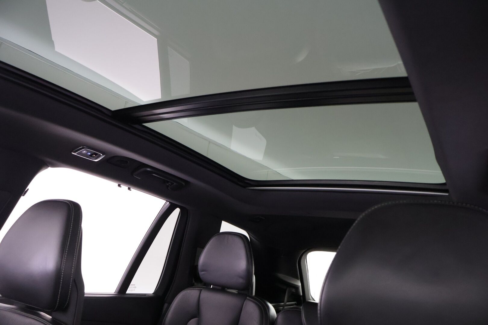 Volvo XC90 2016 T8 Twin Engine AWD R-Design aut *Bowers&Wilkins / HUD / 360° / Muistinahat / Panorama / Webasto / Koukku / 7-Paikkainen* - 7-paikkainen / Kattavasti huollettu / Kahdet aluvanteet / Kaikki herkut!