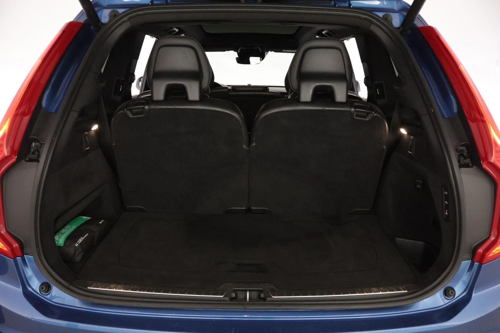 Volvo XC90 2016 T8 Twin Engine AWD R-Design aut *Bowers&Wilkins / HUD / 360° / Muistinahat / Panorama / Webasto / Koukku / 7-Paikkainen* - 7-paikkainen / Kattavasti huollettu / Kahdet aluvanteet / Kaikki herkut!