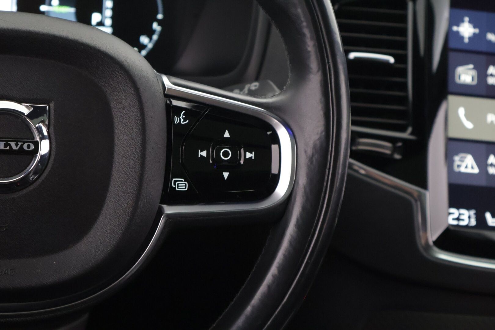 Volvo XC90 2016 T8 Twin Engine AWD R-Design aut *Bowers&Wilkins / HUD / 360° / Muistinahat / Panorama / Webasto / Koukku / 7-Paikkainen* - 7-paikkainen / Kattavasti huollettu / Kahdet aluvanteet / Kaikki herkut!