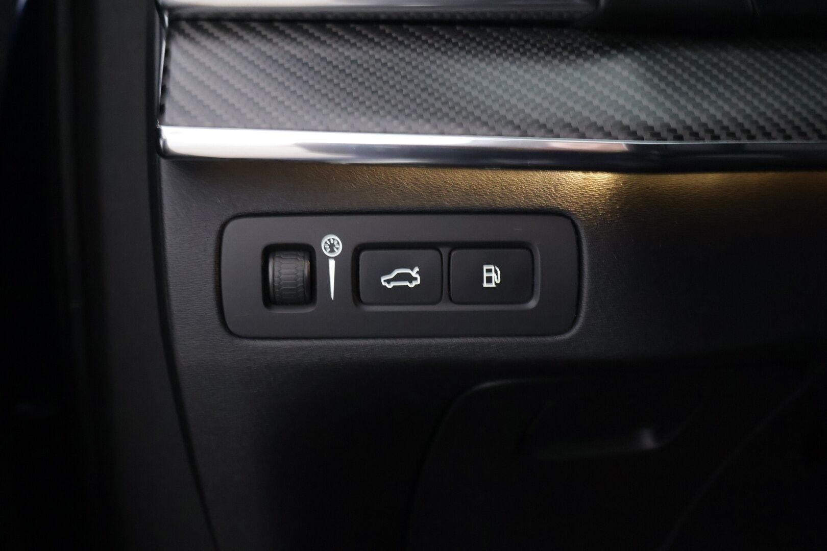 Volvo XC90 2016 T8 Twin Engine AWD R-Design aut *Bowers&Wilkins / HUD / 360° / Muistinahat / Panorama / Webasto / Koukku / 7-Paikkainen* - 7-paikkainen / Kattavasti huollettu / Kahdet aluvanteet / Kaikki herkut!