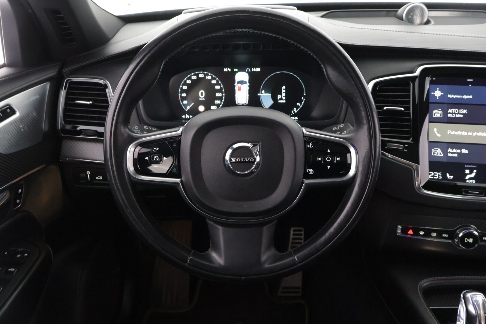 Volvo XC90 2016 T8 Twin Engine AWD R-Design aut *Bowers&Wilkins / HUD / 360° / Muistinahat / Panorama / Webasto / Koukku / 7-Paikkainen* - 7-paikkainen / Kattavasti huollettu / Kahdet aluvanteet / Kaikki herkut!