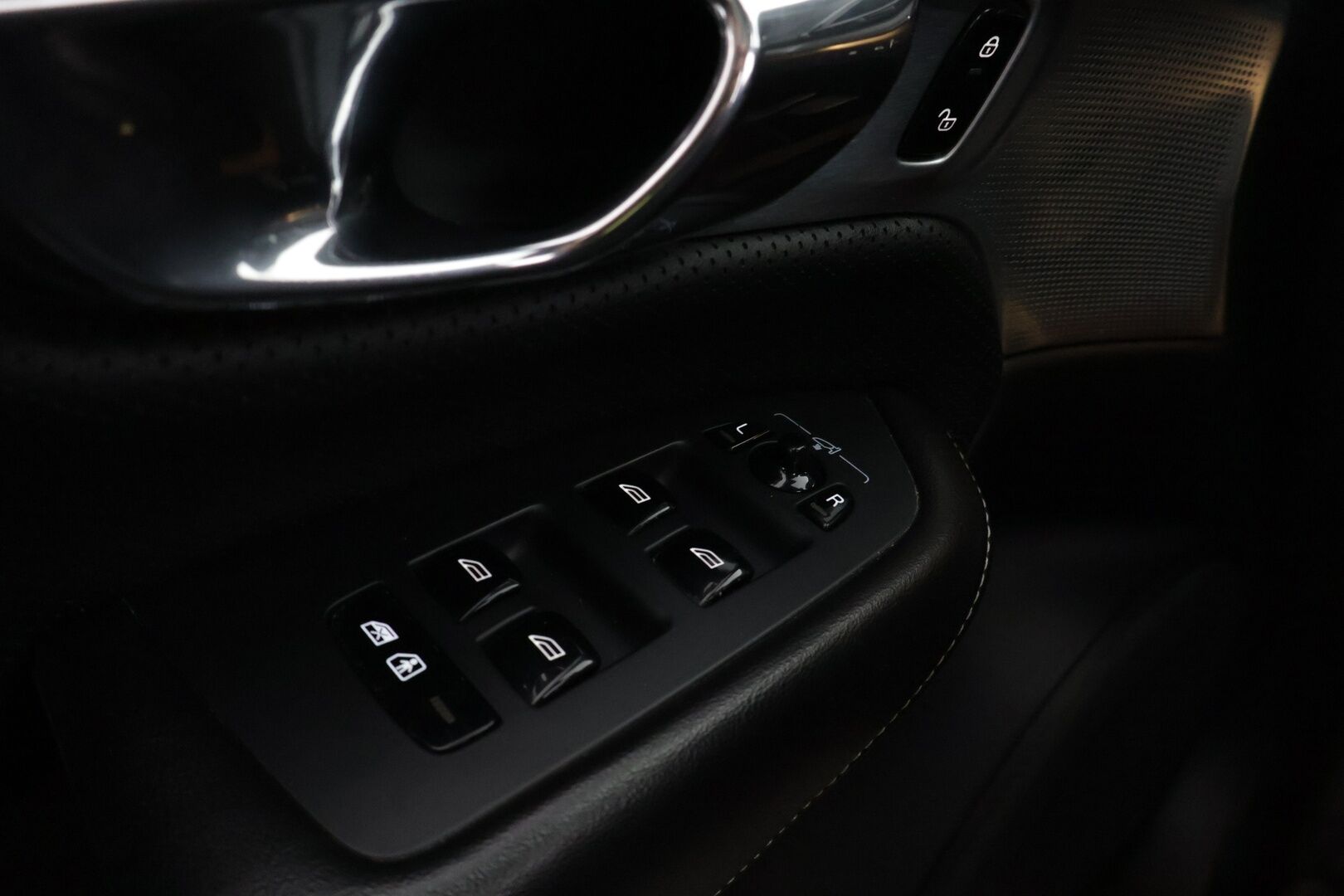Volvo XC90 2016 T8 Twin Engine AWD R-Design aut *Bowers&Wilkins / HUD / 360° / Muistinahat / Panorama / Webasto / Koukku / 7-Paikkainen* - 7-paikkainen / Kattavasti huollettu / Kahdet aluvanteet / Kaikki herkut!