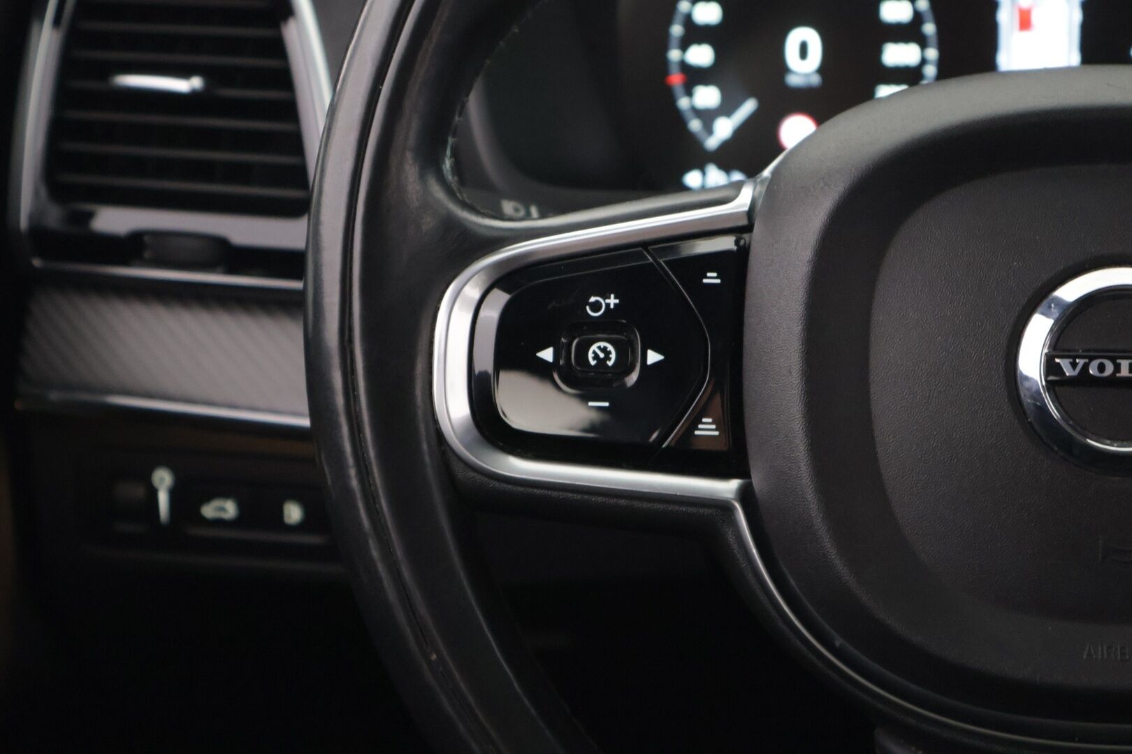Volvo XC90 2016 T8 Twin Engine AWD R-Design aut *Bowers&Wilkins / HUD / 360° / Muistinahat / Panorama / Webasto / Koukku / 7-Paikkainen* - 7-paikkainen / Kattavasti huollettu / Kahdet aluvanteet / Kaikki herkut!