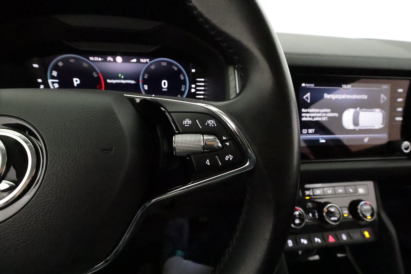 Skoda Kodiaq 2022 1.5 TSI ACT Style DSG Autom. **Webasto / Adapt.vakkari / Koukku / P.kamera / Muistipenkit / Puolinahat / Matrix LED** - 1.om Suomi-auto / Merkkihuollettu / Kahdet renkaat aluvanteilla / Tuulilasin lämmitin / Ratinlämmitin / Penkinlämmittimet takana / Digimittaristo