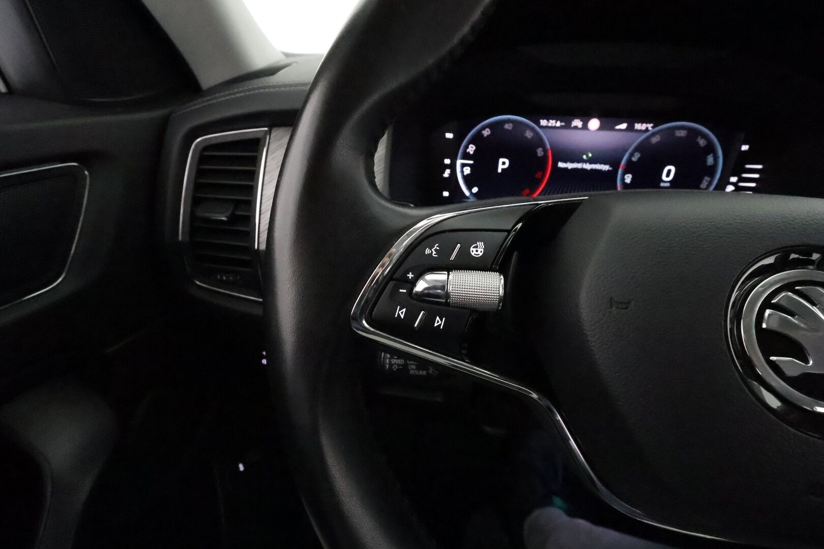Skoda Kodiaq 2022 1.5 TSI ACT Style DSG Autom. **Webasto / Adapt.vakkari / Koukku / P.kamera / Muistipenkit / Puolinahat / Matrix LED** - 1.om Suomi-auto / Merkkihuollettu / Kahdet renkaat aluvanteilla / Tuulilasin lämmitin / Ratinlämmitin / Penkinlämmittimet takana / Digimittaristo