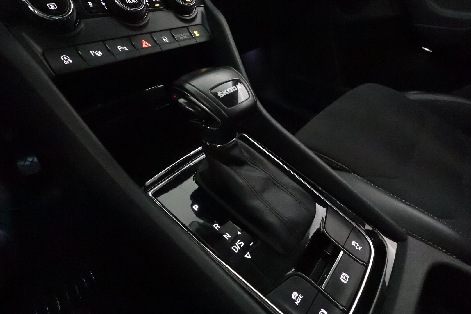 Skoda Kodiaq 2022 1.5 TSI ACT Style DSG Autom. **Webasto / Adapt.vakkari / Koukku / P.kamera / Muistipenkit / Puolinahat / Matrix LED** - 1.om Suomi-auto / Merkkihuollettu / Kahdet renkaat aluvanteilla / Tuulilasin lämmitin / Ratinlämmitin / Penkinlämmittimet takana / Digimittaristo