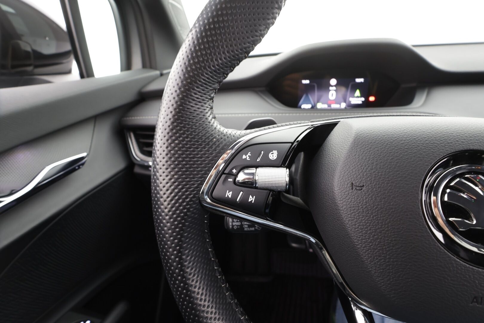 Skoda Enyaq 2022 80x 4x4 SportLine iV * ACC / ILP / Koukku / Skoda Crystal Light Matrix-LED / P.kamera / Keyless / Puolinahat / Apple&Android * - 1.Om Suomi-auto / Koti & Kauppalaturi / Kahdet Renkaat - HULLUT AVAJAISHULINAT KORKOTARJOUS 3,29 %