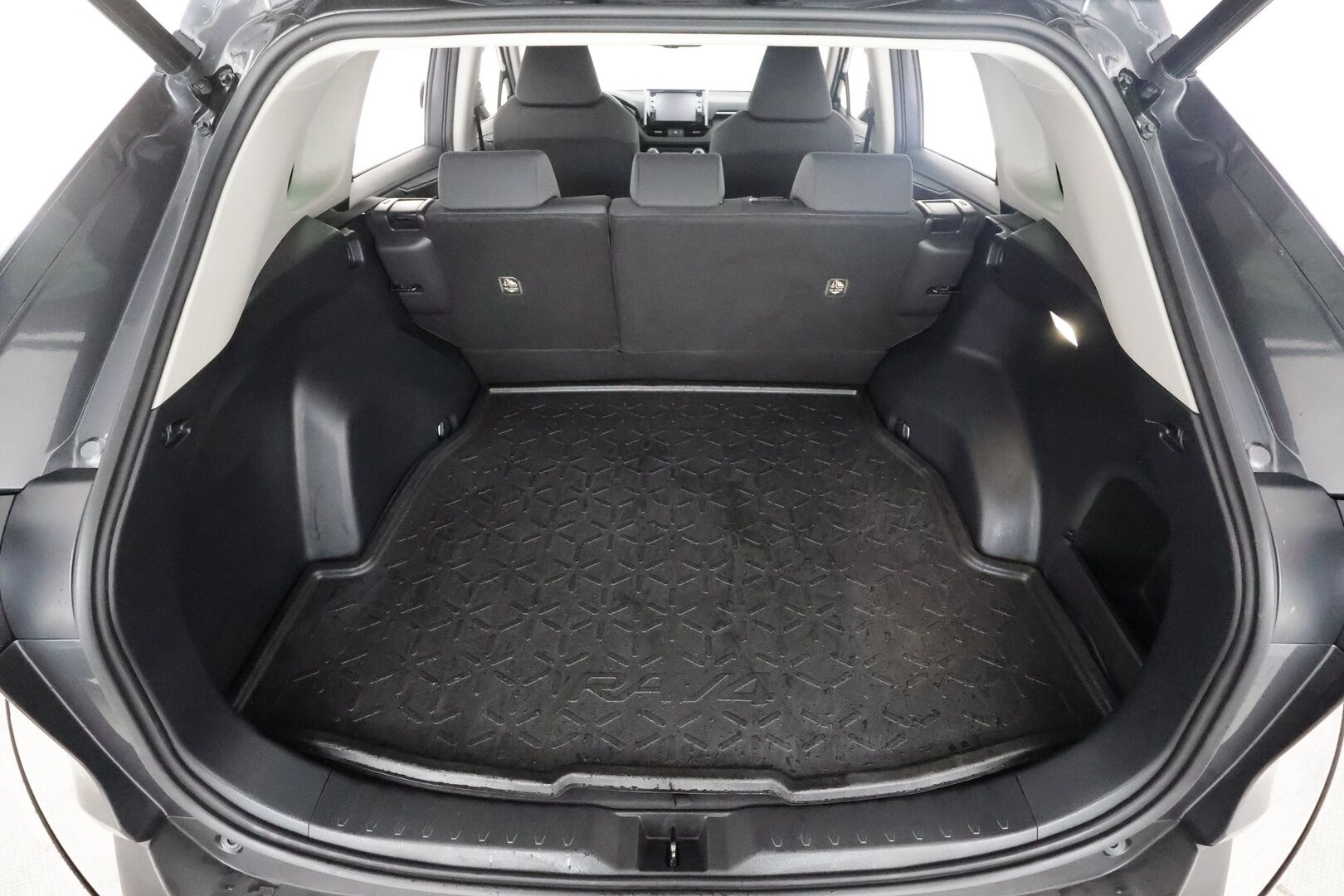 Toyota RAV4 2022 2,5 Hybrid Plus Edition - | ACC | LED-Lisävalo | P.Kamera | Navi | Kaistavahti | Keyless | Sisätilanlämmitin | 1-om Suomi-auto | Kahdet renkaat | Merkkihuollot |