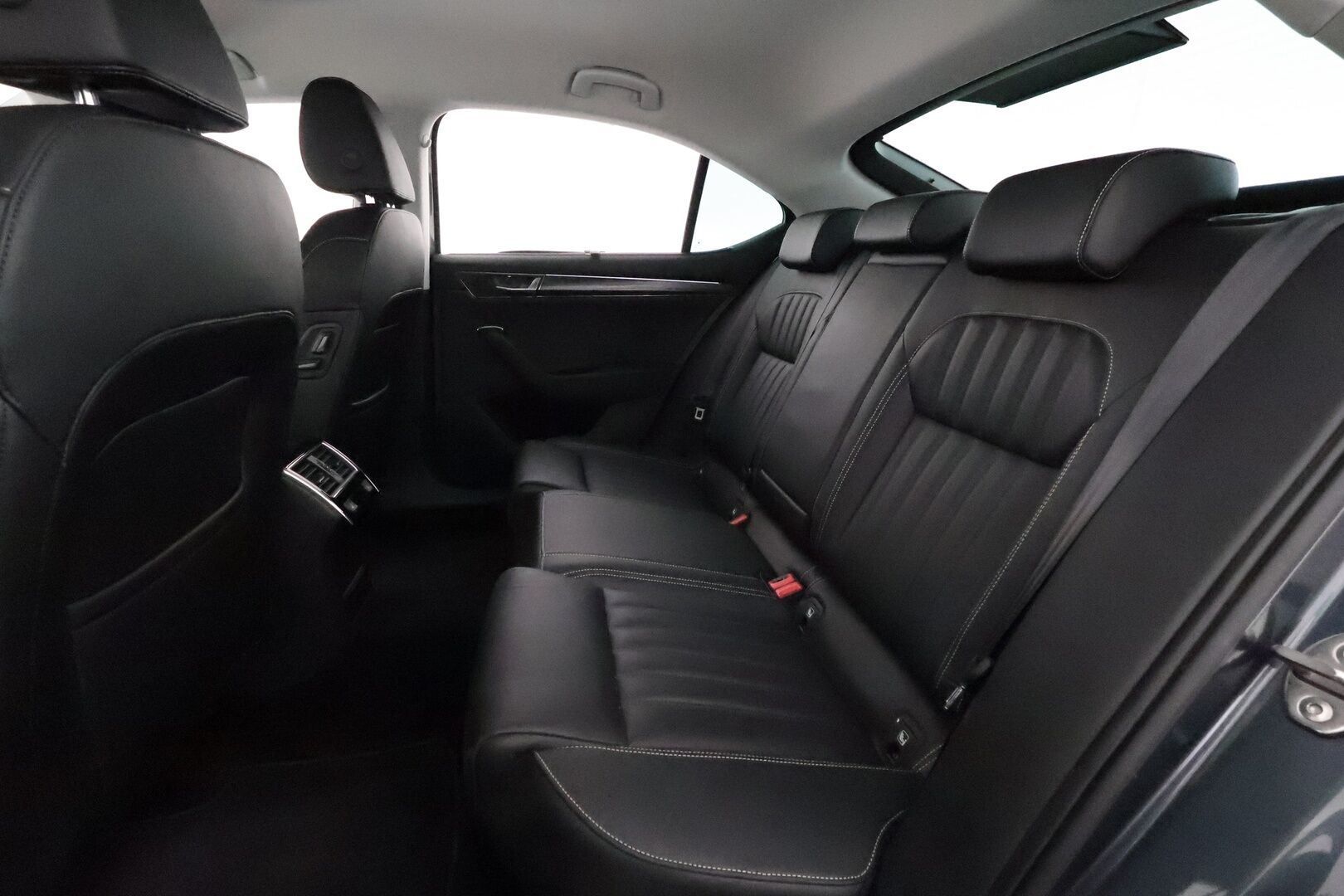 Skoda Superb 2020 2,0 TDI 190 Style DSG **Canton / Koukku / ACC / Matrix-LED / P.kamera / Muistipenkki / Navi / KeylessGO** - 1-om Suomi-auto / Kahdet Renkaat