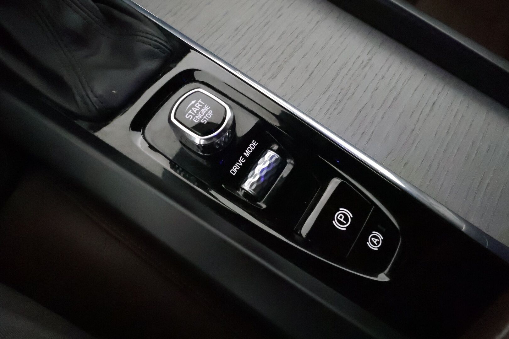 Volvo V60 2020 D4 AWD Business Inscription aut **HUD / Adapt.vakkari / Muistipenkki / Koukku / Full LED / Webasto** - Suomi-auto / Kahdet renkaat aluvanteilla / Ruskeat nahat / 360.kamera / BLIS / Digimittaristo / Navi / Penkinlämmittimet takana 