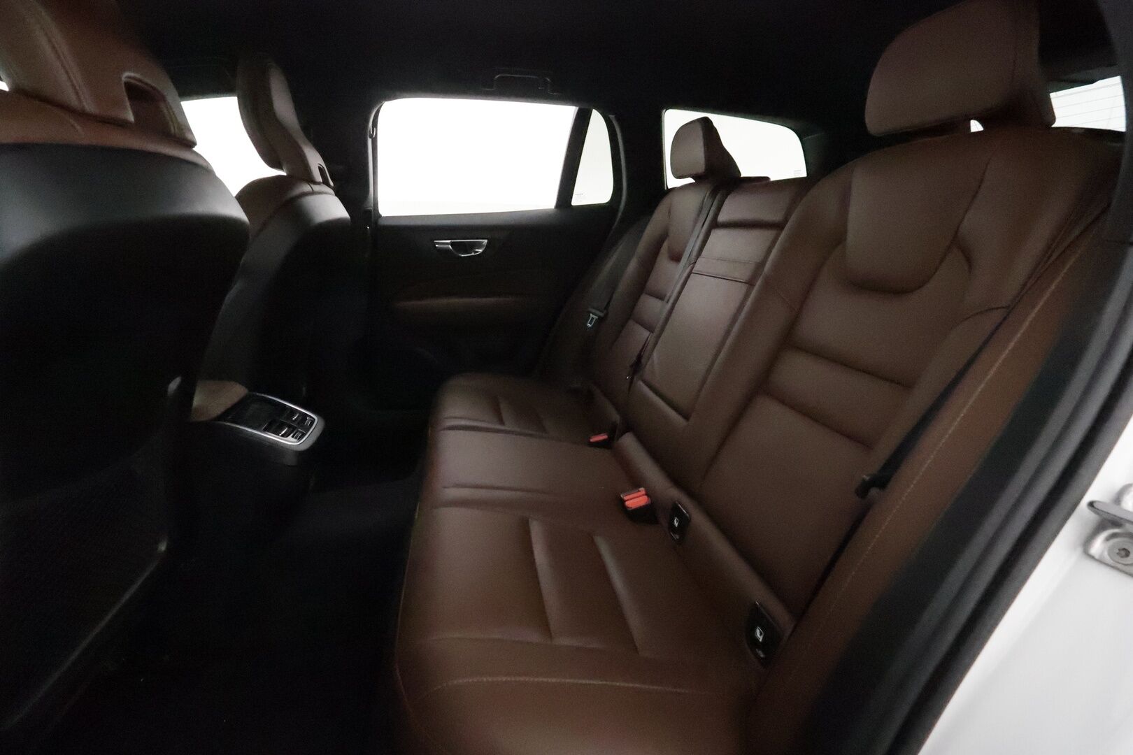 Volvo V60 2020 D4 AWD Business Inscription aut **HUD / Adapt.vakkari / Muistipenkki / Koukku / Full LED / Webasto** - Suomi-auto / Kahdet renkaat aluvanteilla / Ruskeat nahat / 360.kamera / BLIS / Digimittaristo / Navi / Penkinlämmittimet takana 