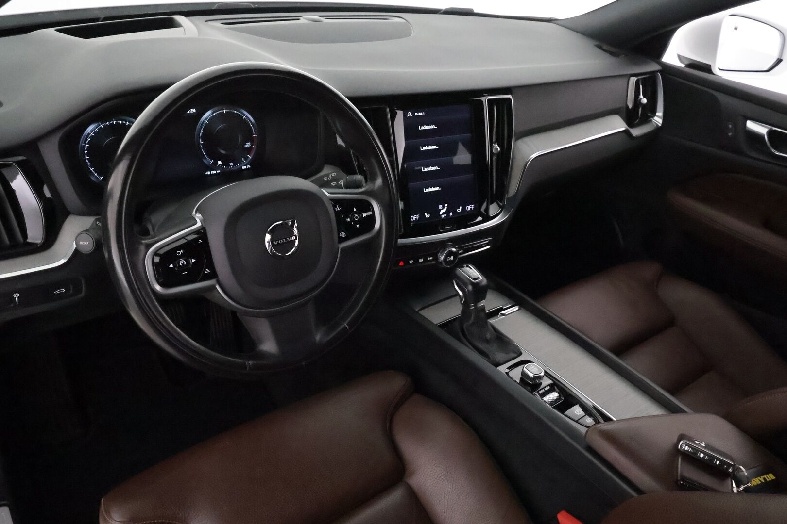 Volvo V60 2020 D4 AWD Business Inscription aut **HUD / Adapt.vakkari / Muistipenkki / Koukku / Full LED / Webasto** - Suomi-auto / Kahdet renkaat aluvanteilla / Ruskeat nahat / 360.kamera / BLIS / Digimittaristo / Navi / Penkinlämmittimet takana 