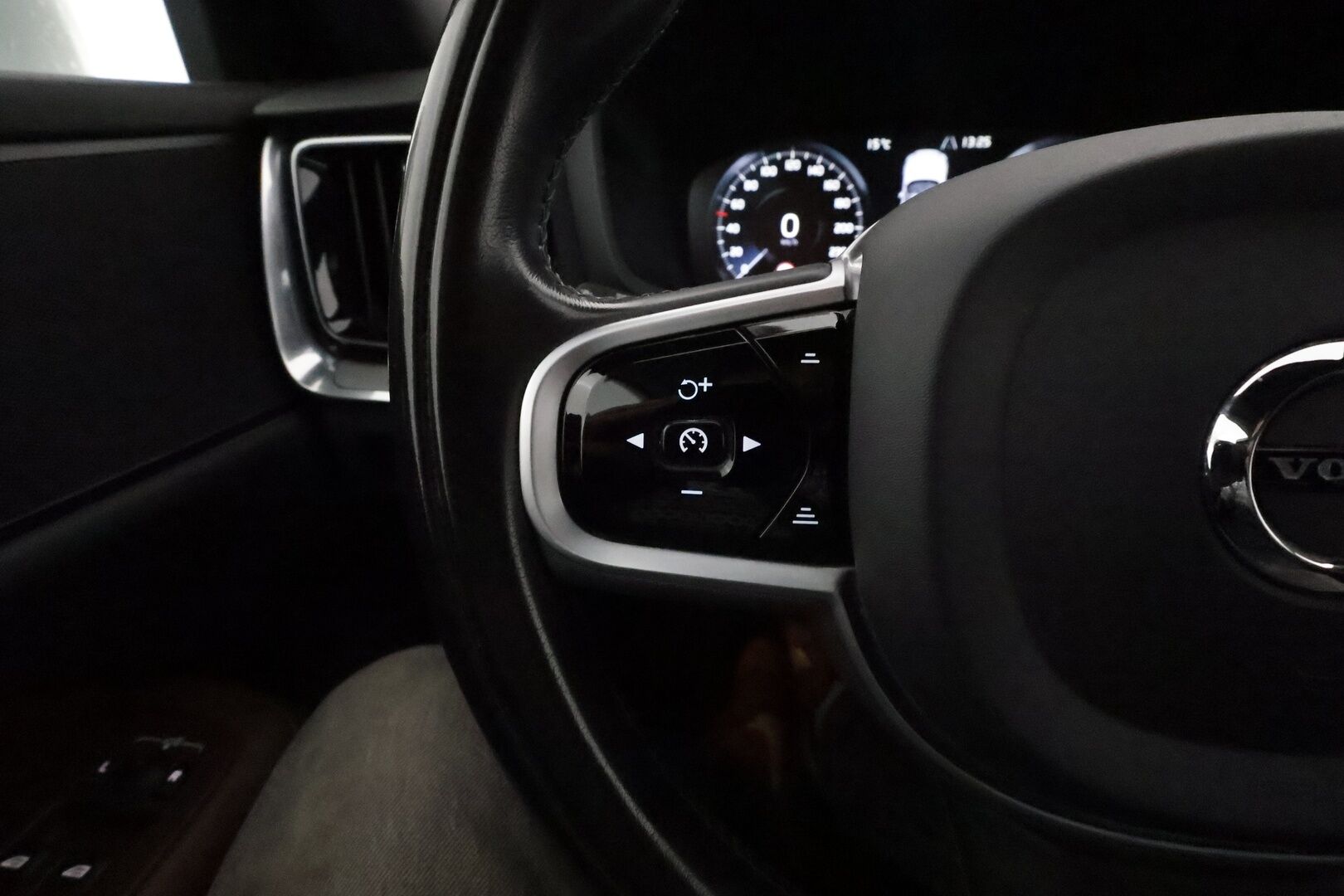 Volvo V60 2020 D4 AWD Business Inscription aut **HUD / Adapt.vakkari / Muistipenkki / Koukku / Full LED / Webasto** - Suomi-auto / Kahdet renkaat aluvanteilla / Ruskeat nahat / 360.kamera / BLIS / Digimittaristo / Navi / Penkinlämmittimet takana 