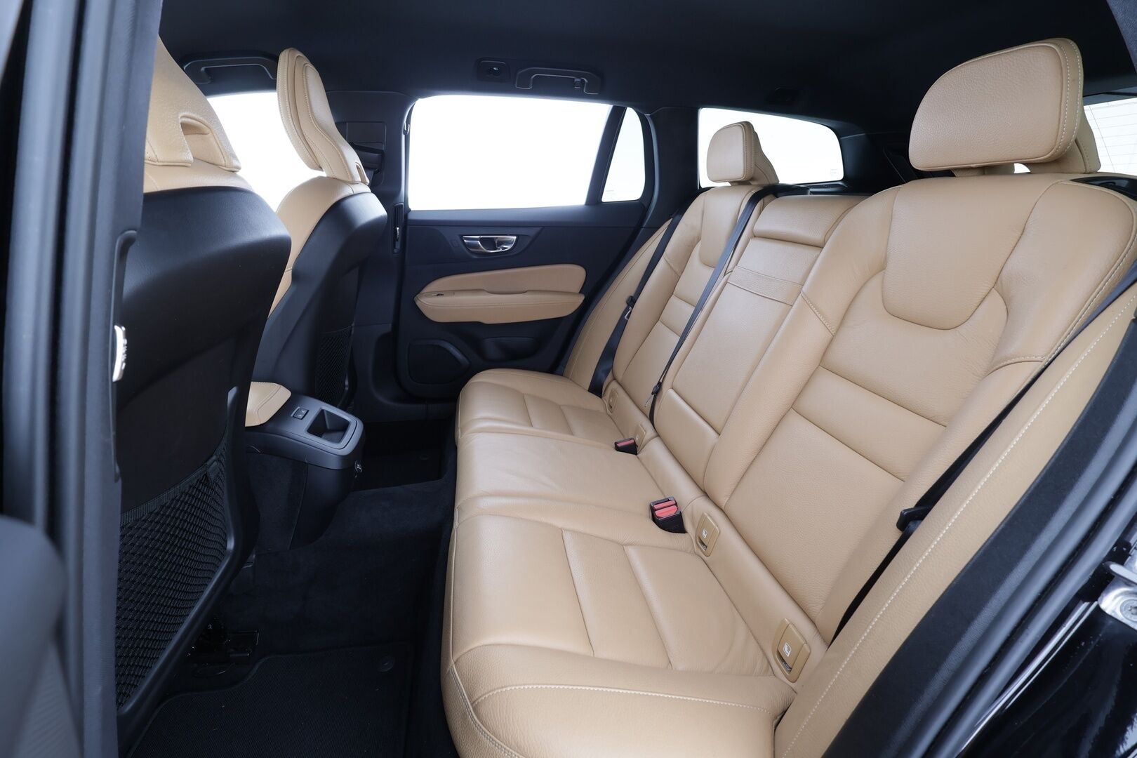 Volvo V60 2020 T4 Business aut * ACC / P.tutkat / Webasto / Ruskeat nahat / Keyless / LED / Sähköluukku * - Suomi-auto / Kahdet renkaat aluvanteilla / Merkkihuollettu