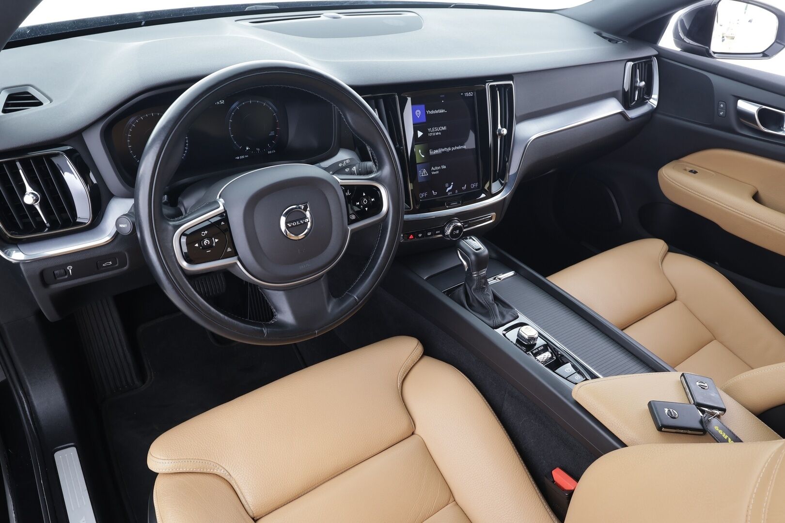 Volvo V60 2020 T4 Business aut * ACC / P.tutkat / Webasto / Ruskeat nahat / Keyless / LED / Sähköluukku * - Suomi-auto / Kahdet renkaat aluvanteilla / Merkkihuollettu