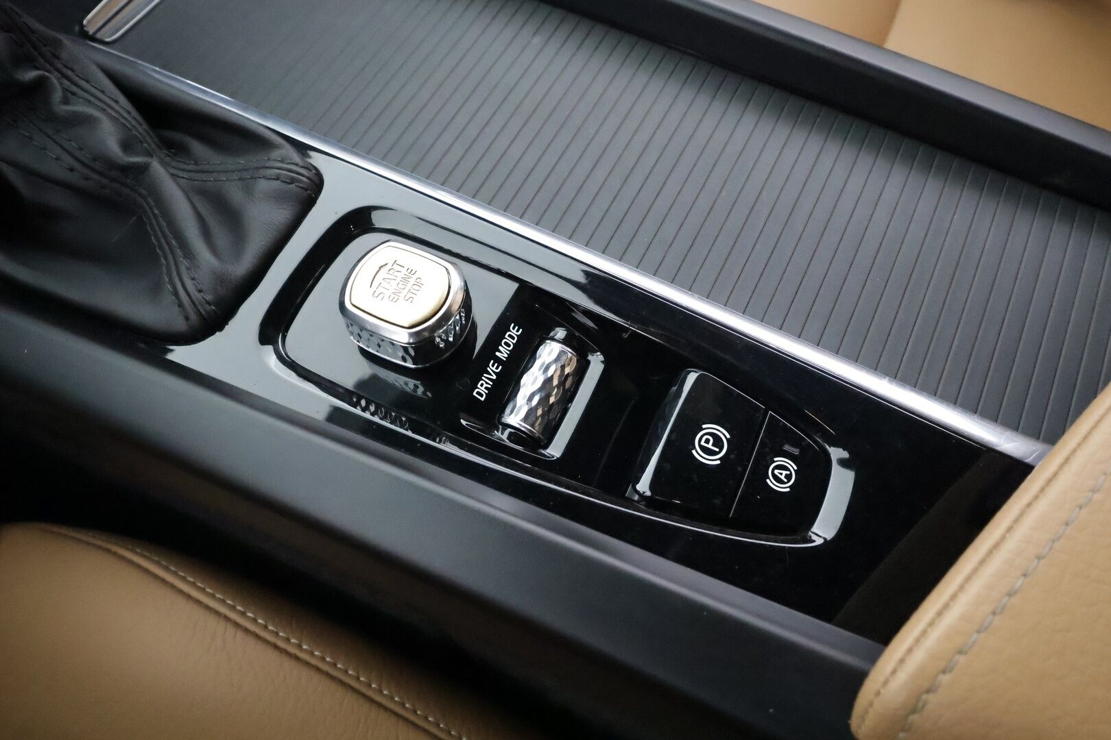 Volvo V60 2020 T4 Business aut * ACC / P.tutkat / Webasto / Ruskeat nahat / Keyless / LED / Sähköluukku * - Suomi-auto / Kahdet renkaat aluvanteilla / Merkkihuollettu