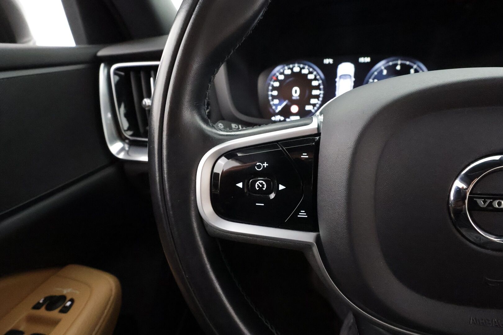 Volvo V60 2020 T4 Business aut * ACC / P.tutkat / Webasto / Ruskeat nahat / Keyless / LED / Sähköluukku * - Suomi-auto / Kahdet renkaat aluvanteilla / Merkkihuollettu