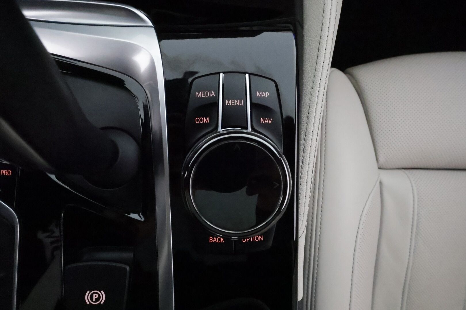 BMW 530 2017 G30 Sedan 530e A iPerformance M-Sport **Adapt.vakkari / Bowers&Wilkins / HUD / Muistipenkit hieronnalla / 360°** - Lasikattoluukku / Ilmastoidut etuistuimet / Display Key / Digimittaristo / Ratinlämmitin / Adaptiivinen alusta / Adapt.LED / Comfort Access 