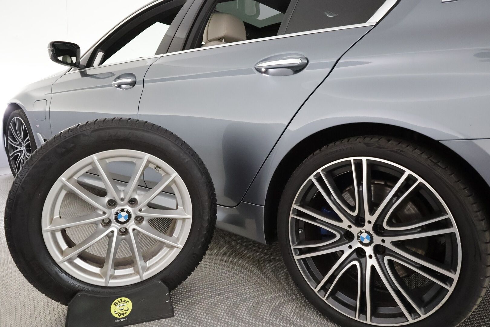 BMW 530 2017 G30 Sedan 530e A iPerformance M-Sport **Adapt.vakkari / Bowers&Wilkins / HUD / Muistipenkit hieronnalla / 360°** - Lasikattoluukku / Ilmastoidut etuistuimet / Display Key / Digimittaristo / Ratinlämmitin / Adaptiivinen alusta / Adapt.LED / Comfort Access 