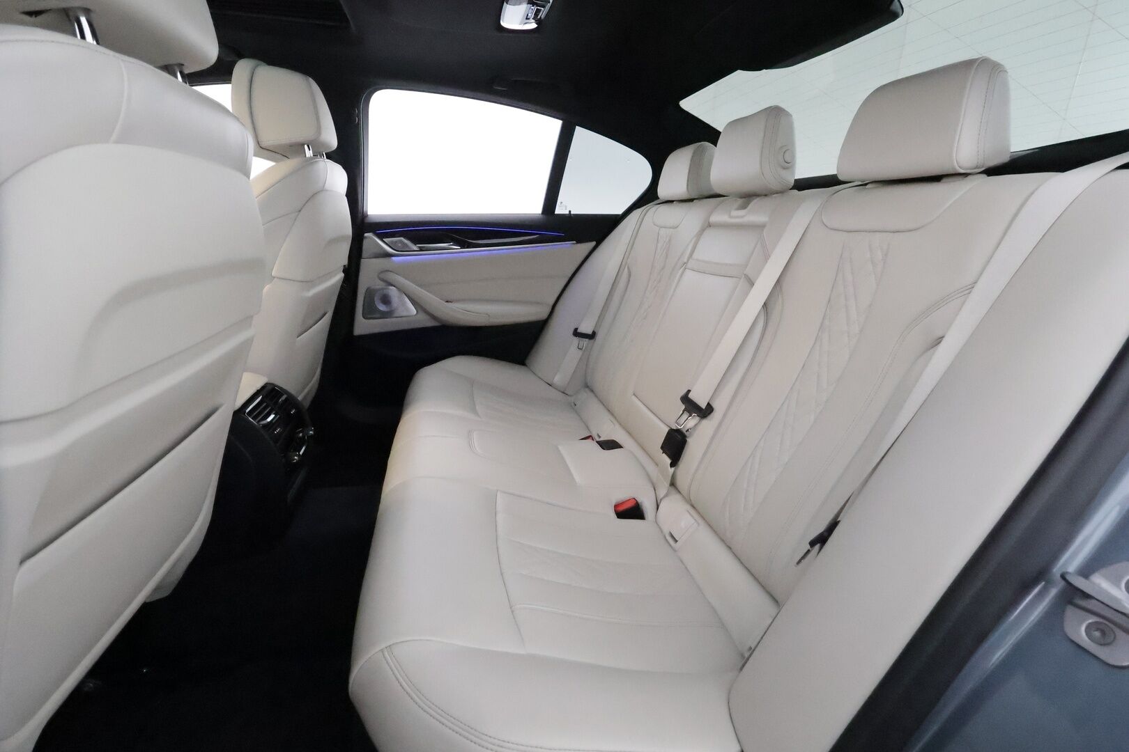 BMW 530 2017 G30 Sedan 530e A iPerformance M-Sport **Adapt.vakkari / Bowers&Wilkins / HUD / Muistipenkit hieronnalla / 360°** - Lasikattoluukku / Ilmastoidut etuistuimet / Display Key / Digimittaristo / Ratinlämmitin / Adaptiivinen alusta / Adapt.LED / Comfort Access 