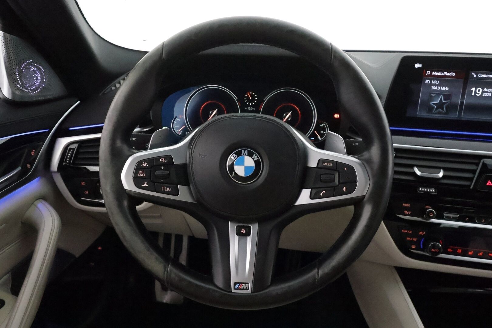 BMW 530 2017 G30 Sedan 530e A iPerformance M-Sport **Adapt.vakkari / Bowers&Wilkins / HUD / Muistipenkit hieronnalla / 360°** - Lasikattoluukku / Ilmastoidut etuistuimet / Display Key / Digimittaristo / Ratinlämmitin / Adaptiivinen alusta / Adapt.LED / Comfort Access 
