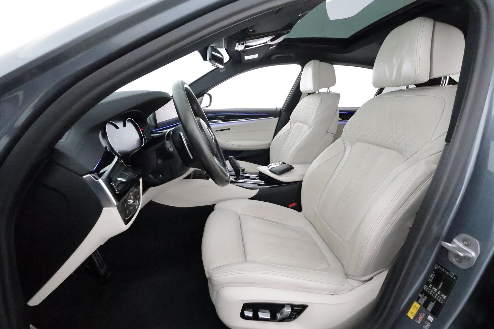 BMW 530 2017 G30 Sedan 530e A iPerformance M-Sport **Adapt.vakkari / Bowers&Wilkins / HUD / Muistipenkit hieronnalla / 360°** - Lasikattoluukku / Ilmastoidut etuistuimet / Display Key / Digimittaristo / Ratinlämmitin / Adaptiivinen alusta / Adapt.LED / Comfort Access 