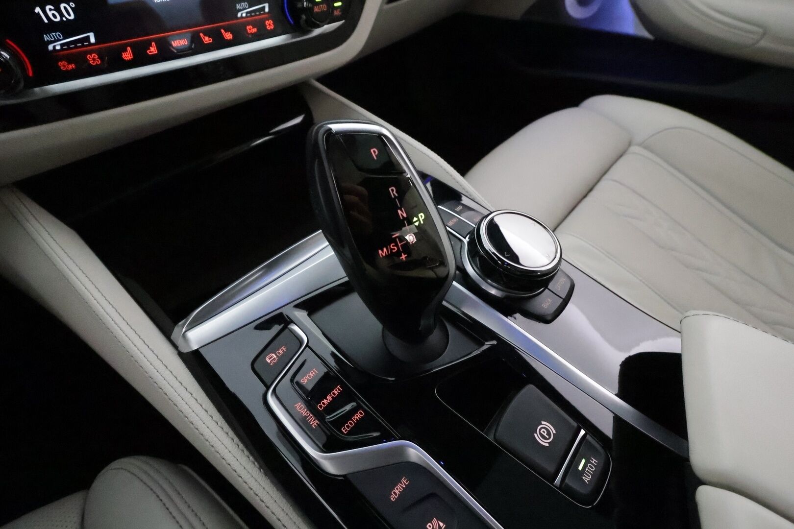 BMW 530 2017 G30 Sedan 530e A iPerformance M-Sport **Adapt.vakkari / Bowers&Wilkins / HUD / Muistipenkit hieronnalla / 360°** - Lasikattoluukku / Ilmastoidut etuistuimet / Display Key / Digimittaristo / Ratinlämmitin / Adaptiivinen alusta / Adapt.LED / Comfort Access 
