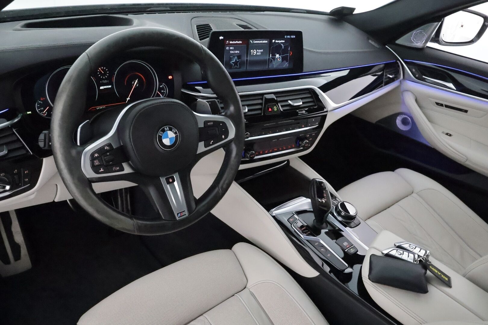 BMW 530 2017 G30 Sedan 530e A iPerformance M-Sport **Adapt.vakkari / Bowers&Wilkins / HUD / Muistipenkit hieronnalla / 360°** - Lasikattoluukku / Ilmastoidut etuistuimet / Display Key / Digimittaristo / Ratinlämmitin / Adaptiivinen alusta / Adapt.LED / Comfort Access 