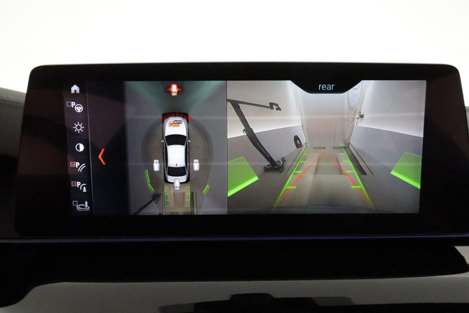 BMW 530 2017 G30 Sedan 530e A iPerformance M-Sport **Adapt.vakkari / Bowers&Wilkins / HUD / Muistipenkit hieronnalla / 360°** - Lasikattoluukku / Ilmastoidut etuistuimet / Display Key / Digimittaristo / Ratinlämmitin / Adaptiivinen alusta / Adapt.LED / Comfort Access 