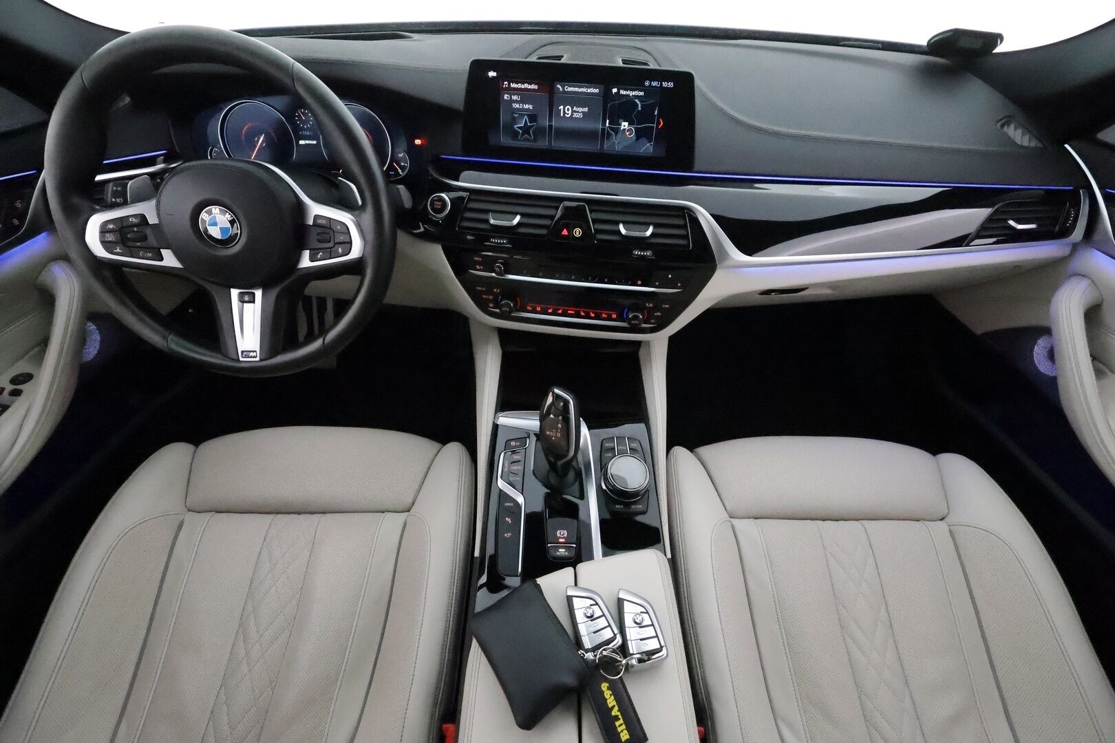 BMW 530 2017 G30 Sedan 530e A iPerformance M-Sport **Adapt.vakkari / Bowers&Wilkins / HUD / Muistipenkit hieronnalla / 360°** - Lasikattoluukku / Ilmastoidut etuistuimet / Display Key / Digimittaristo / Ratinlämmitin / Adaptiivinen alusta / Adapt.LED / Comfort Access 