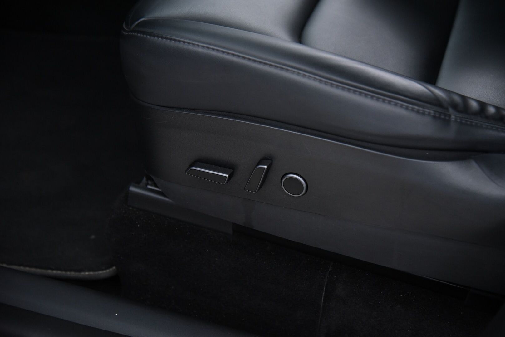 Tesla Model Y 2021 Long Range AWD / Matrix-LED / Lämpöpumppu / Adapt. vak / Lasikatto / Autopilot - Akkutesti tehty! / 2x Renkaat Aluvanteilla / Premium Audio / Nahat