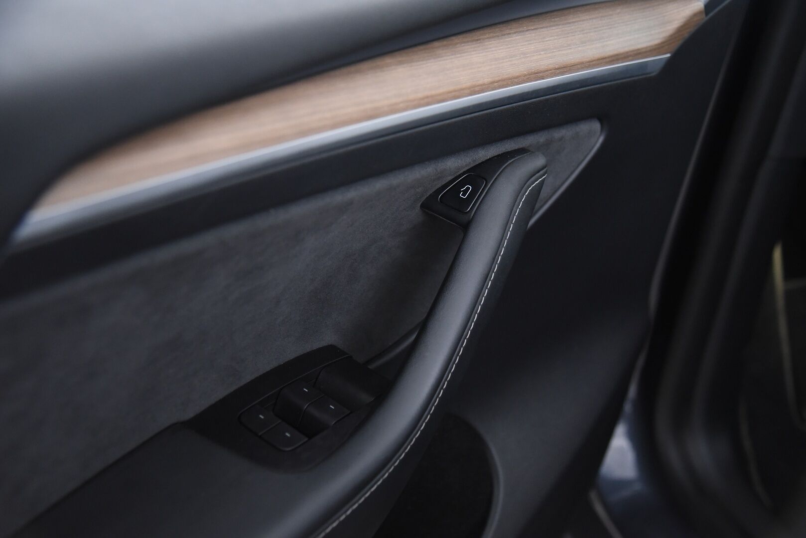 Tesla Model Y 2021 Long Range AWD / Matrix-LED / Lämpöpumppu / Adapt. vak / Lasikatto / Autopilot - Akkutesti tehty! / 2x Renkaat Aluvanteilla / Premium Audio / Nahat