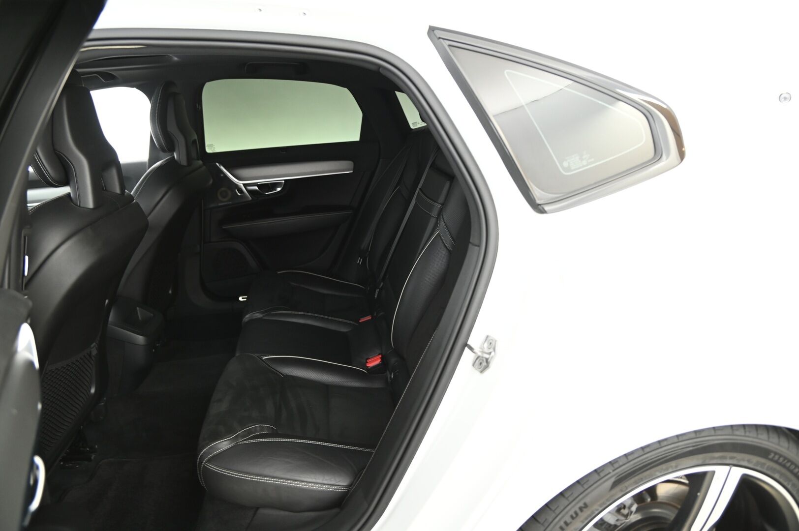 Volvo S90 2017 D4 AWD R-Design aut *Bowers&Wilkins / ACC / VOC / HUD / Lasikattoluukku / Koukku / Urheiluistuimet / KeylessGo / Navi * - 3,99 % KORKOTARJOUS TÄHÄN AUTOON - Upea S90 mahtavilla varusteilla! / Taloudellista ja tyylikästä kyytiä