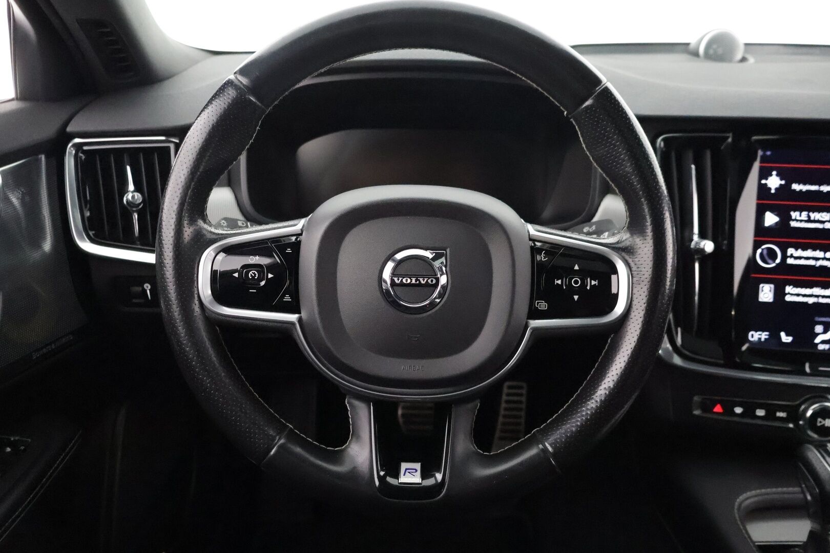 Volvo S90 2017 D4 AWD R-Design aut *Bowers&Wilkins / ACC / VOC / HUD / Lasikattoluukku / Koukku / Urheiluistuimet / KeylessGo / Navi * - 3,99 % KORKOTARJOUS TÄHÄN AUTOON - Upea S90 mahtavilla varusteilla! / Taloudellista ja tyylikästä kyytiä