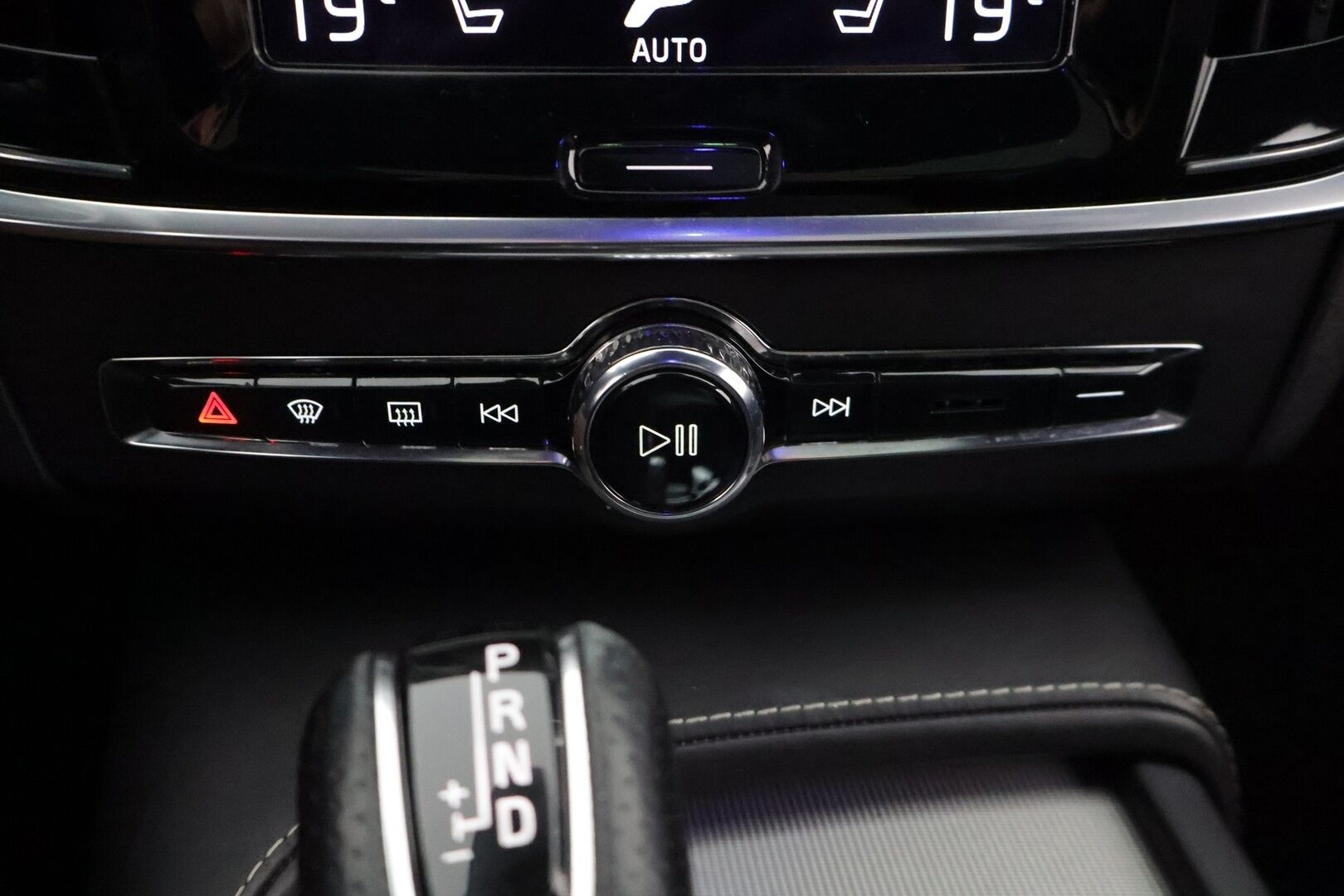 Volvo S90 2017 D4 AWD R-Design aut *Bowers&Wilkins / ACC / VOC / HUD / Lasikattoluukku / Koukku / Urheiluistuimet / KeylessGo / Navi * - 3,99 % KORKOTARJOUS TÄHÄN AUTOON - Upea S90 mahtavilla varusteilla! / Taloudellista ja tyylikästä kyytiä