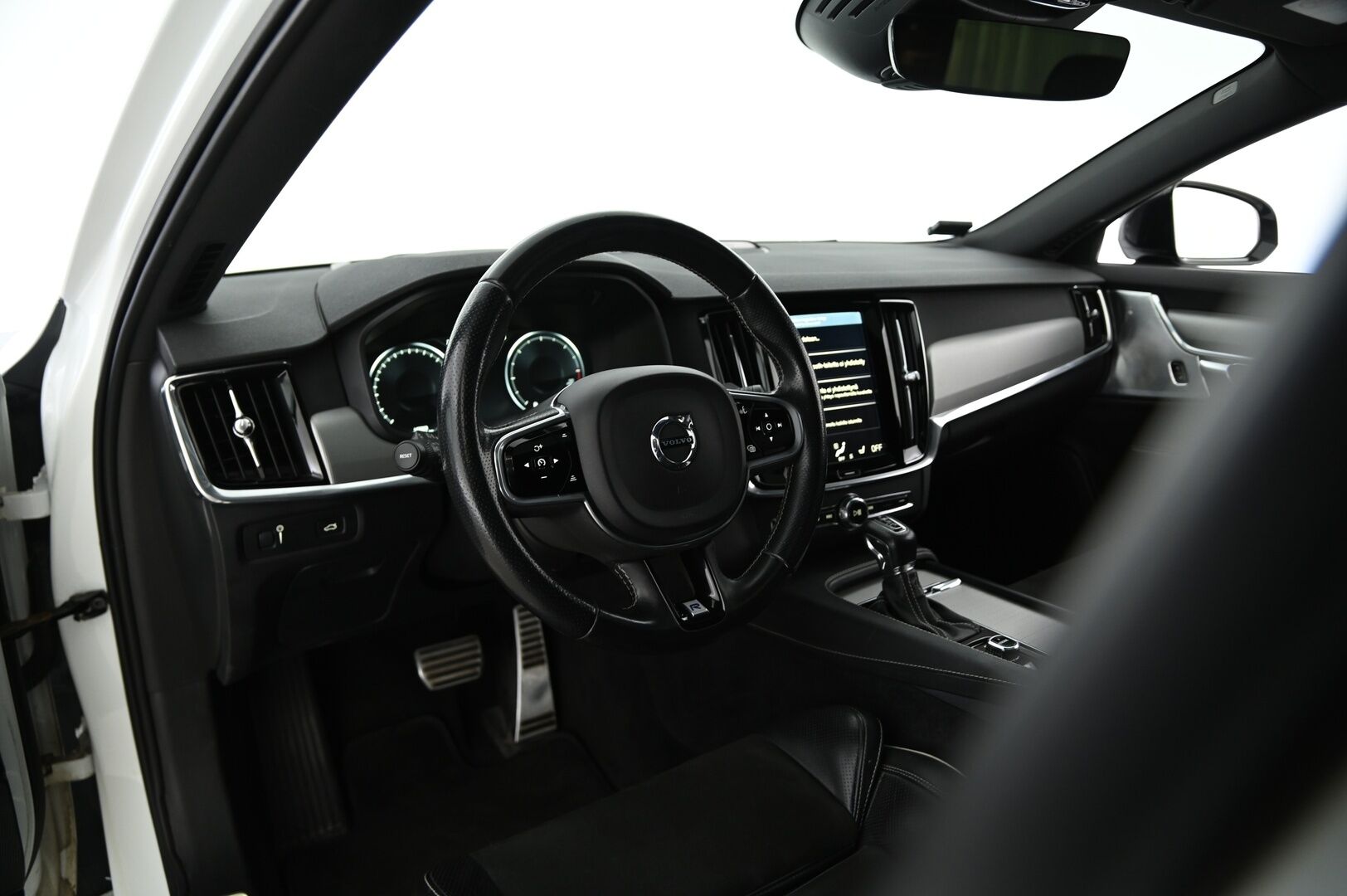 Volvo S90 2017 D4 AWD R-Design aut *Bowers&Wilkins / ACC / VOC / HUD / Lasikattoluukku / Koukku / Urheiluistuimet / KeylessGo / Navi * - 3,99 % KORKOTARJOUS TÄHÄN AUTOON - Upea S90 mahtavilla varusteilla! / Taloudellista ja tyylikästä kyytiä