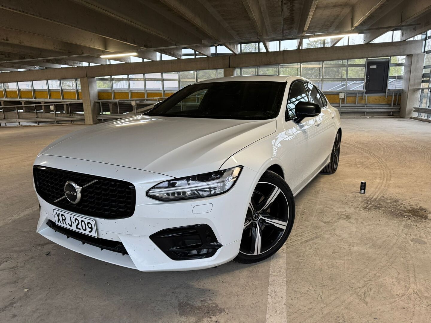 Volvo S90 2017 D4 AWD R-Design aut *Bowers&Wilkins / ACC / VOC / HUD / Lasikattoluukku / Koukku / Urheiluistuimet / KeylessGo / Navi * - 3,99 % KORKOTARJOUS TÄHÄN AUTOON - Upea S90 mahtavilla varusteilla! / Taloudellista ja tyylikästä kyytiä