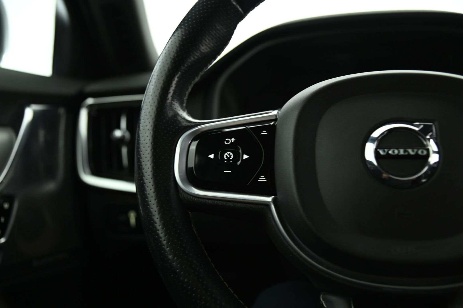 Volvo S90 2017 D4 AWD R-Design aut *Bowers&Wilkins / ACC / VOC / HUD / Lasikattoluukku / Koukku / Urheiluistuimet / KeylessGo / Navi * - 3,99 % KORKOTARJOUS TÄHÄN AUTOON - Upea S90 mahtavilla varusteilla! / Taloudellista ja tyylikästä kyytiä