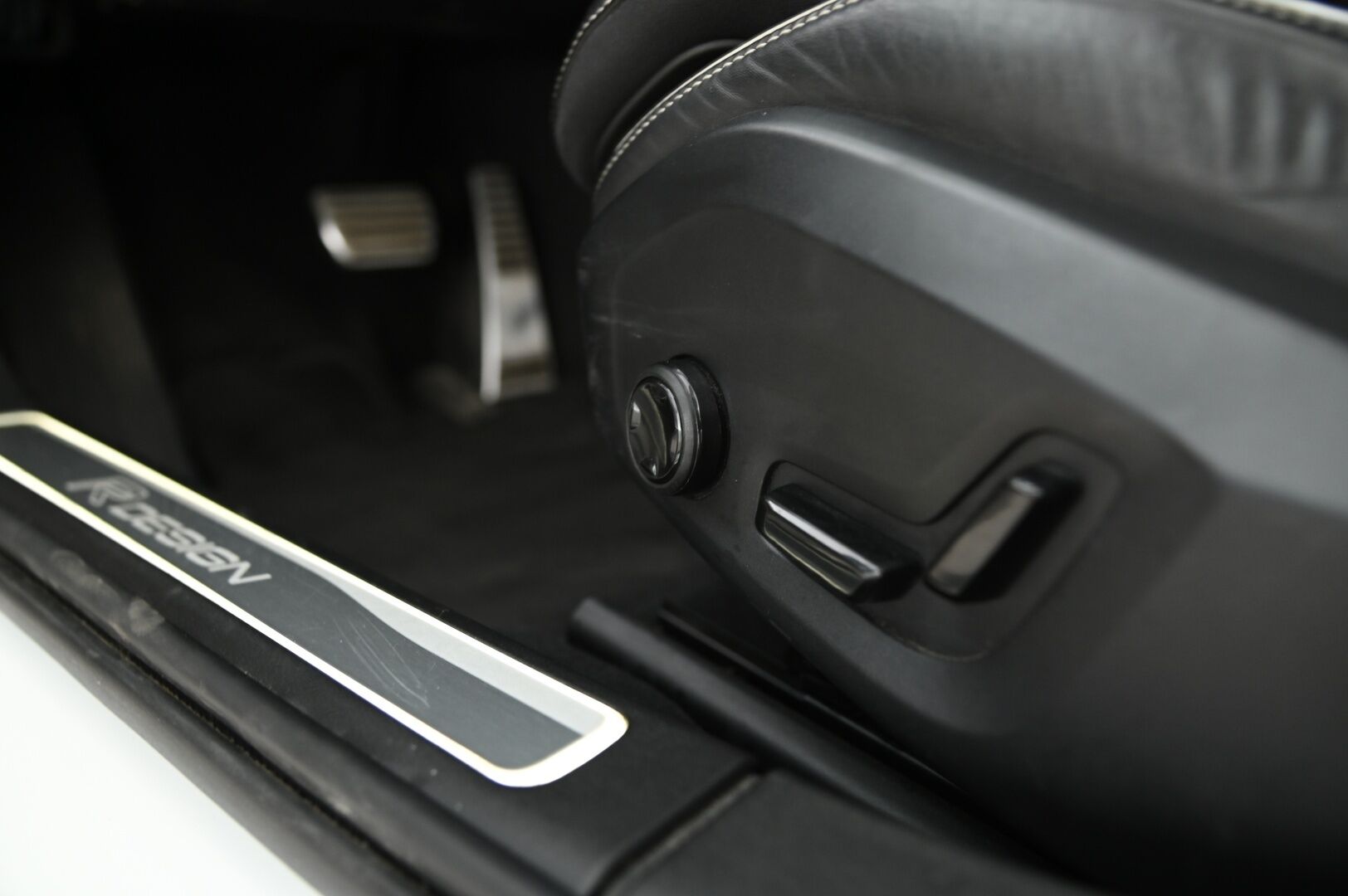 Volvo S90 2017 D4 AWD R-Design aut *Bowers&Wilkins / ACC / VOC / HUD / Lasikattoluukku / Koukku / Urheiluistuimet / KeylessGo / Navi * - 3,99 % KORKOTARJOUS TÄHÄN AUTOON - Upea S90 mahtavilla varusteilla! / Taloudellista ja tyylikästä kyytiä