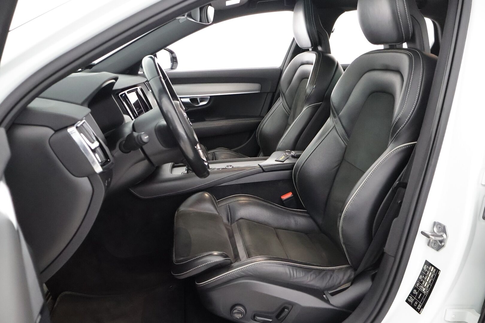 Volvo S90 2017 D4 AWD R-Design aut *Bowers&Wilkins / ACC / VOC / HUD / Lasikattoluukku / Koukku / Urheiluistuimet / KeylessGo / Navi * - 3,99 % KORKOTARJOUS TÄHÄN AUTOON - Upea S90 mahtavilla varusteilla! / Taloudellista ja tyylikästä kyytiä