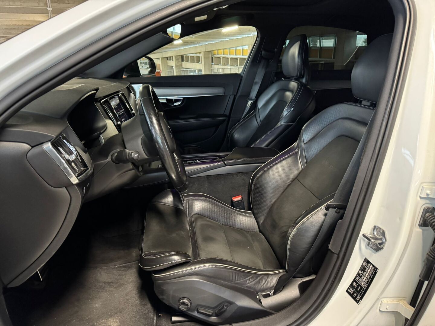 Volvo S90 2017 D4 AWD R-Design aut *Bowers&Wilkins / ACC / VOC / HUD / Lasikattoluukku / Koukku / Urheiluistuimet / KeylessGo / Navi * - 3,99 % KORKOTARJOUS TÄHÄN AUTOON - Upea S90 mahtavilla varusteilla! / Taloudellista ja tyylikästä kyytiä