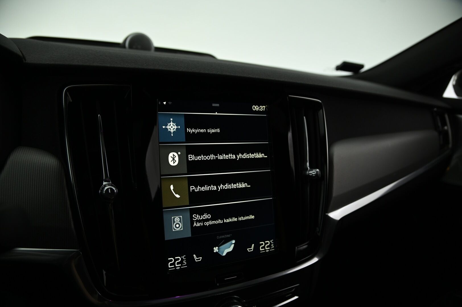 Volvo S90 2017 D4 AWD R-Design aut *Bowers&Wilkins / ACC / VOC / HUD / Lasikattoluukku / Koukku / Urheiluistuimet / KeylessGo / Navi * - 3,99 % KORKOTARJOUS TÄHÄN AUTOON - Upea S90 mahtavilla varusteilla! / Taloudellista ja tyylikästä kyytiä
