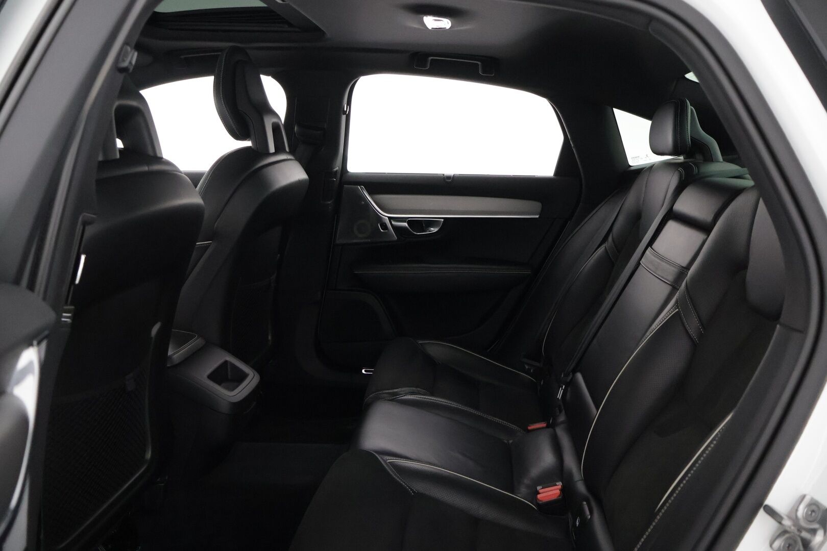 Volvo S90 2017 D4 AWD R-Design aut *Bowers&Wilkins / ACC / VOC / HUD / Lasikattoluukku / Koukku / Urheiluistuimet / KeylessGo / Navi * - 3,99 % KORKOTARJOUS TÄHÄN AUTOON - Upea S90 mahtavilla varusteilla! / Taloudellista ja tyylikästä kyytiä