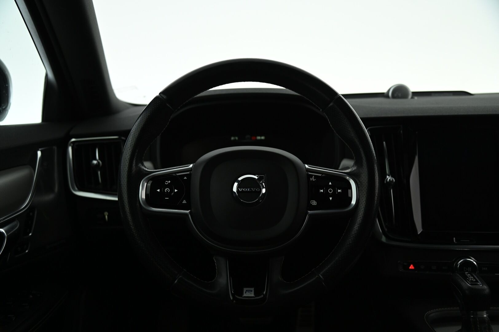 Volvo S90 2017 D4 AWD R-Design aut *Bowers&Wilkins / ACC / VOC / HUD / Lasikattoluukku / Koukku / Urheiluistuimet / KeylessGo / Navi * - 3,99 % KORKOTARJOUS TÄHÄN AUTOON - Upea S90 mahtavilla varusteilla! / Taloudellista ja tyylikästä kyytiä