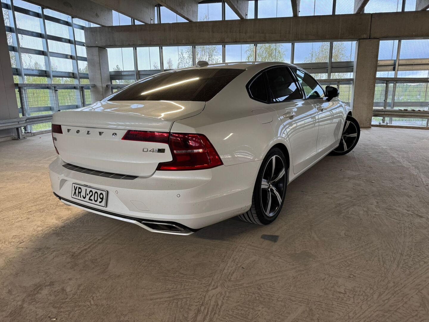 Volvo S90 2017 D4 AWD R-Design aut *Bowers&Wilkins / ACC / VOC / HUD / Lasikattoluukku / Koukku / Urheiluistuimet / KeylessGo / Navi * - 3,99 % KORKOTARJOUS TÄHÄN AUTOON - Upea S90 mahtavilla varusteilla! / Taloudellista ja tyylikästä kyytiä