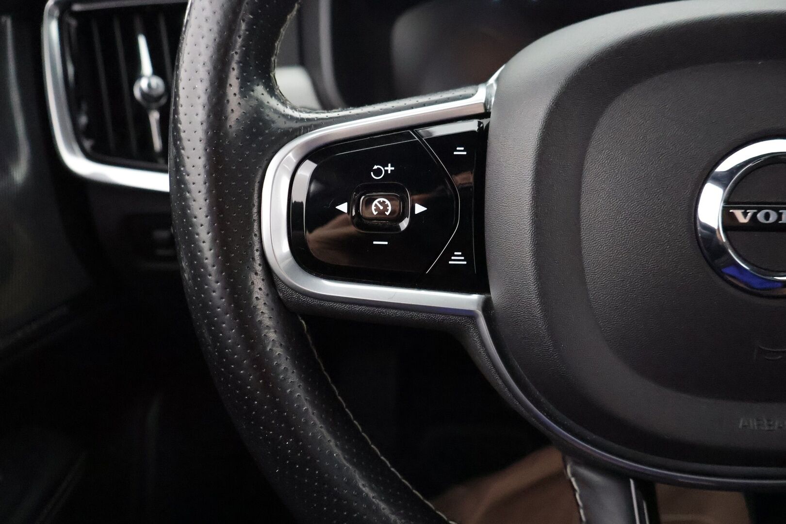 Volvo S90 2017 D4 AWD R-Design aut *Bowers&Wilkins / ACC / VOC / HUD / Lasikattoluukku / Koukku / Urheiluistuimet / KeylessGo / Navi * - 3,99 % KORKOTARJOUS TÄHÄN AUTOON - Upea S90 mahtavilla varusteilla! / Taloudellista ja tyylikästä kyytiä