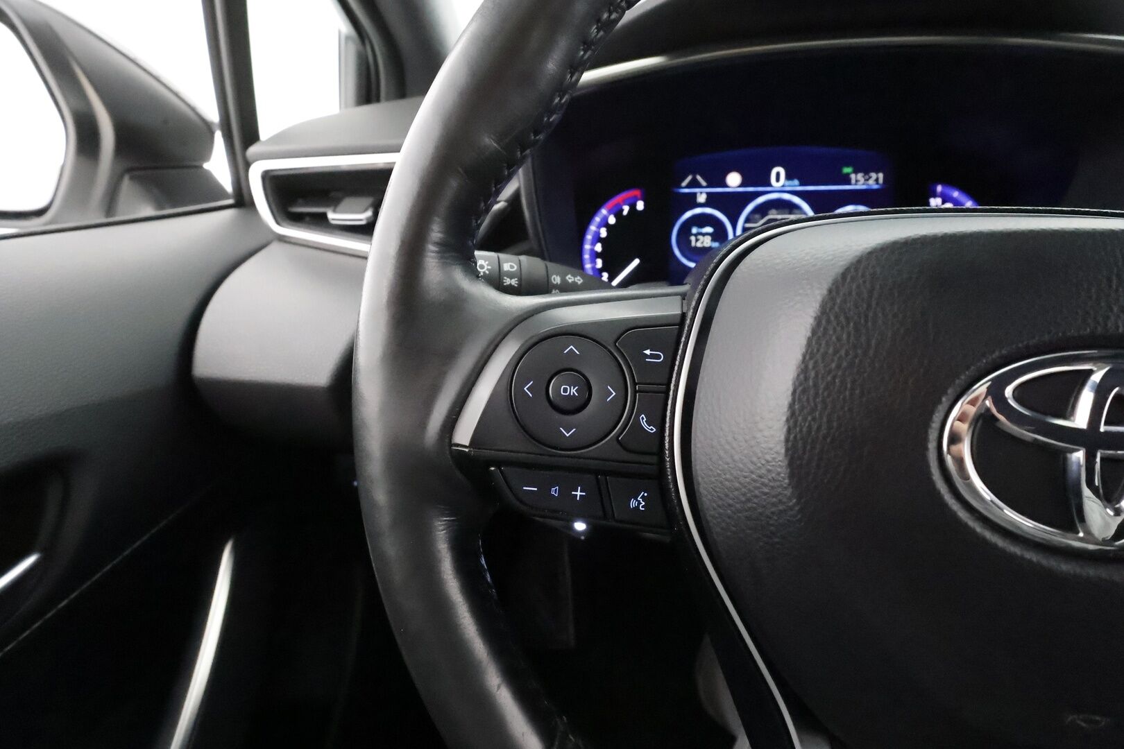 Toyota Corolla 2020 Hatchback 2,0 Hybrid Style Business * HUD / ACC / LED / P.Kamera / Kaistavahti / BC-Racing / Keyless * - Kahdet renkaat aluvanteilla