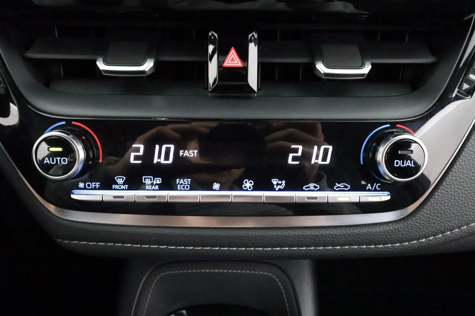 Toyota Corolla 2020 Hatchback 2,0 Hybrid Style Business * HUD / ACC / LED / P.Kamera / Kaistavahti / BC-Racing / Keyless * - Kahdet renkaat aluvanteilla