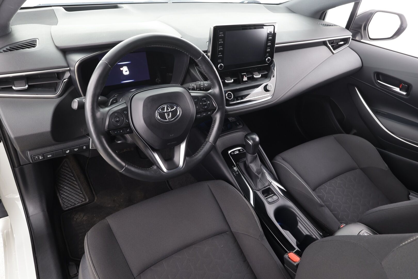 Toyota Corolla 2020 Hatchback 2,0 Hybrid Style Business * HUD / ACC / LED / P.Kamera / Kaistavahti / BC-Racing / Keyless * - Kahdet renkaat aluvanteilla